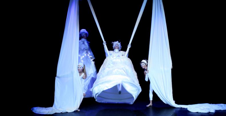 Deze prachtige witte IJskoninginnen zijn bijna 3 meter hoog en kunnen op veel manieren worden ingezet bij de winter, kerst en feestdagen als stelten acts. Zowel als een spectaculaire luchtacrobatische tissu Winterland Wonder Show en als Stelten Animatie Act.