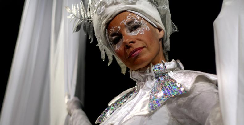 Deze prachtige witte IJskoninginnen zijn bijna 3 meter hoog en kunnen op veel manieren worden ingezet bij de winter, kerst en feestdagen als stelten acts. Zowel als een spectaculaire luchtacrobatische tissu Winterland Wonder Show en als Stelten Animatie Act.