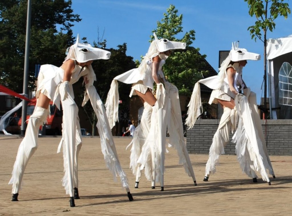 Deze prachtige White Horses zijn bijna 3 meter hoog en kunnen op veel manieren worden ingezet bij de winter, kerst en feestdagen als stelten acts. 
